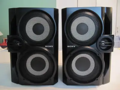 These pre-owned Sony SS-RG30T speakers deliver reliable audio performance with a 6-ohm impedance, pe...