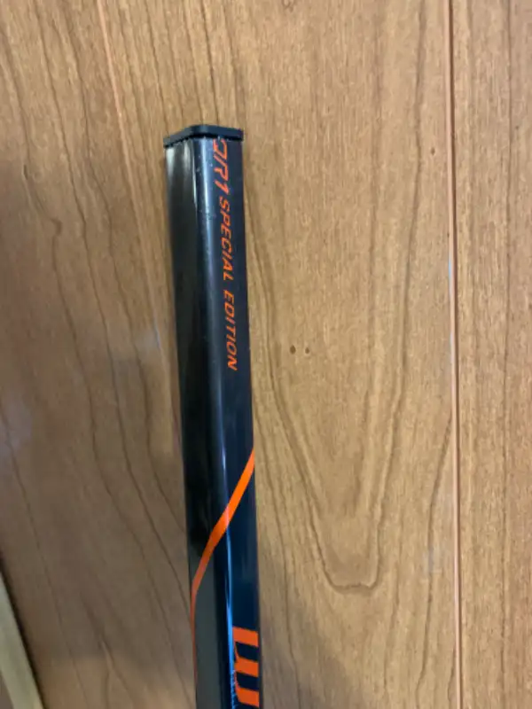 USED LEFT HAND SENIOR WARRIOR COVERT QR1 - GRIP - 85 FLEX Stick in Hockey in Kitchener / Waterloo - Image 8
