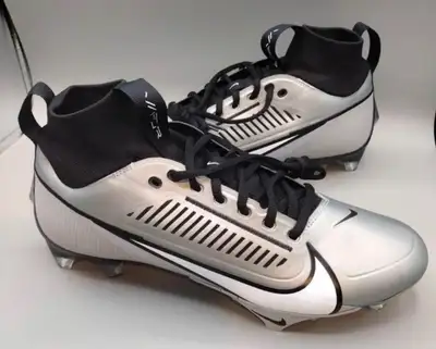 Elevate your football game with these Nike Vapor Edge Pro 360 2 cleats. The sleek design in grey and...