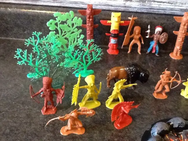 NORTH AMERICAN PLASTIC INDIANS X 20 PLUS ALL THE EXTRAS in Toys & Games in London - Image 5