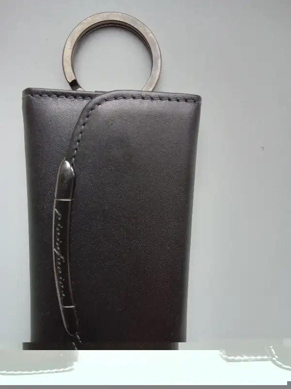 Porte cles Pininfarina tout cuir 4 cles couleur naturel in Arts & Collectibles in Laurentides - Image 3
