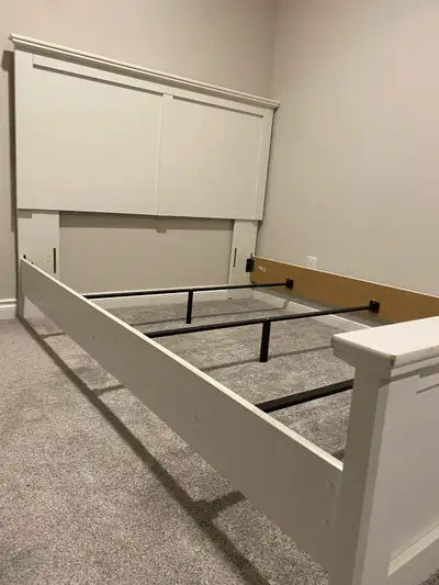 Queen bed frame, used in a spare bedroom so it’s in excellent condition. First $40 takes it, pick up...