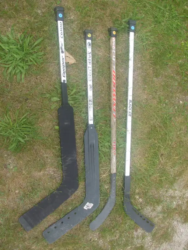4 road hockey sticks and puck63234702265731122