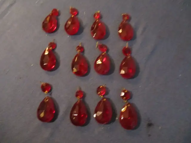 12 VINTAGE RUBY RED CRYSTAL GLASS CHANDELIER PRISMS & OCTAGONS! in Arts & Collectibles in Laval / North Shore - Image 2