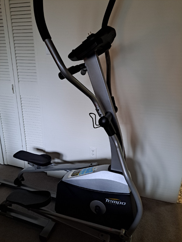 ELLIPTICAL TEMPO 615E Appareils d'exercice domestique Saint