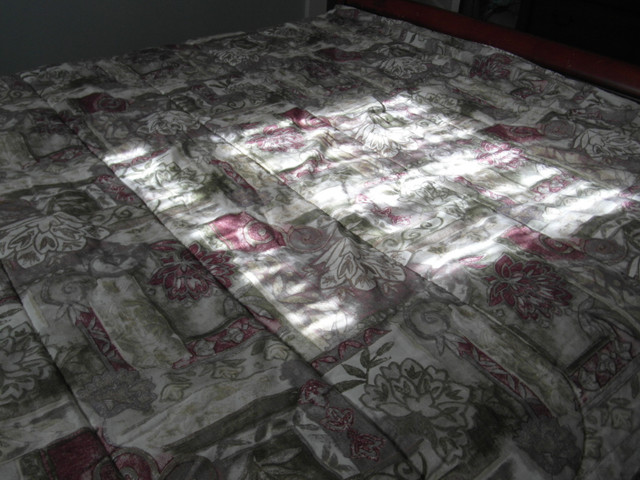 Queen comforter in Bedding in Stratford - Image 2