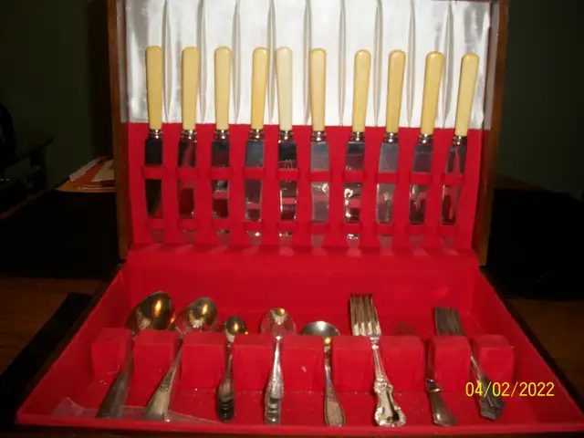IVORY HANDLE SILVERWARE SET in Arts & Collectibles in Red Deer - Image 2
