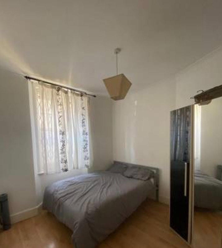 Main floor Furnished Room Steps to Yonge St , Aurora 850 Room