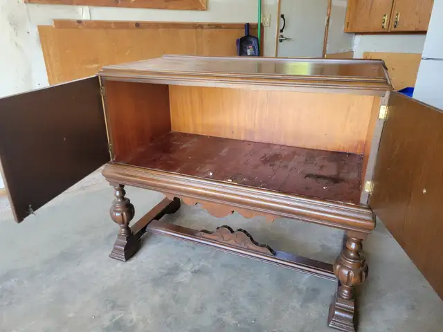 Antique Credenza in Hutches & Display Cabinets in Mississauga / Peel Region - Image 4