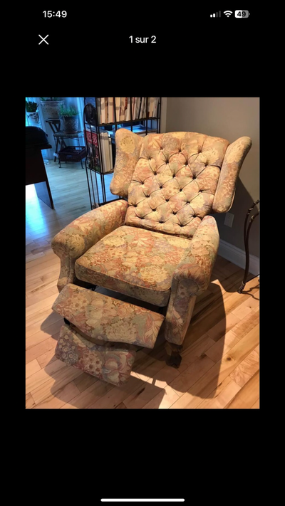 2 lazy boys chair Non-smoker house, use to have a cat. 2 chaise bergère de type lazy boy à vendre Ma...