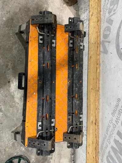 Curt slider dual pivot 5 wheel hitch with rails and mounting hardware expect bolts. Rated for 16000L...