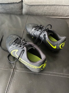 Soccer shoes Tiempo w/clits (size 3.5 Y) in Soccer in Calgary - Image 4