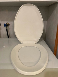 Siège de toilette allongé propre / Clean elongated toilet seat