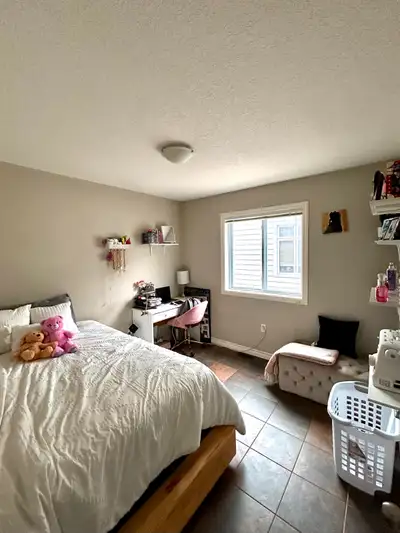 Looking for a summer Sublet $575/month from June 1 - August 31. Female Students Only Located 5 min b...