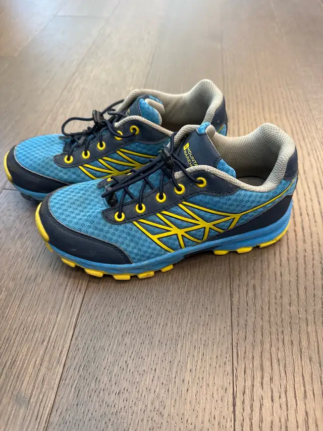 youth size 2 mountain warehouse hiking shoes in Kids & Youth in St. Albert - Image 2