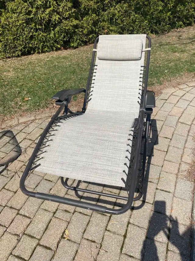 VICTORY GARDEN Zero Gravity Lounge Chair with Pillow, Beige in Patio & Garden Furniture in Markham / York Region - Image 3
