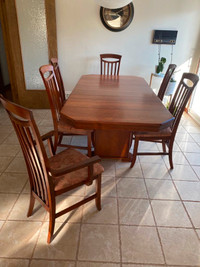 Table de cuisine avec 6 chaises en excellente condition