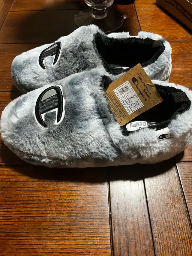 New Champion slippers size 7