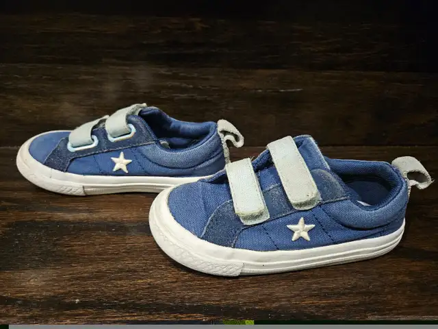 Kids Converse Shoes Size 9 in Kids & Youth in Markham / York Region - Image 5