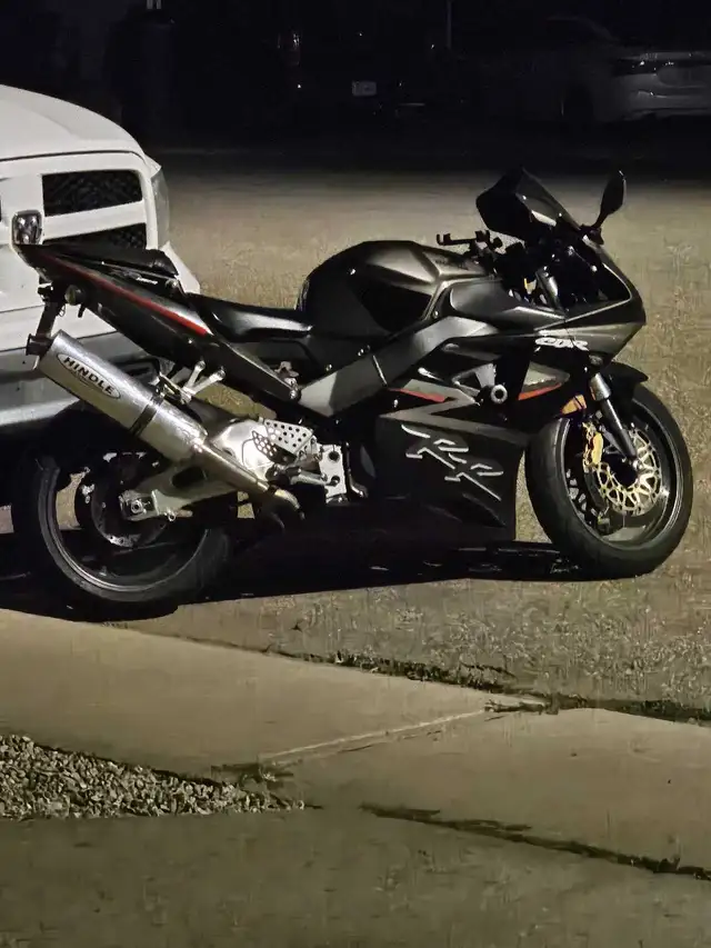 2003 cbr 954rr  in Sport Bikes in Medicine Hat - Image 2