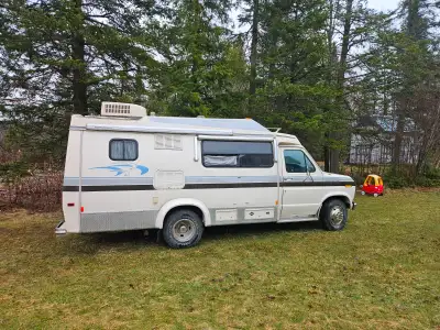 Prix négociable Van convertie Ford Econoline ctv de 1988 Approximativement 350 000 km au compteur Mo...