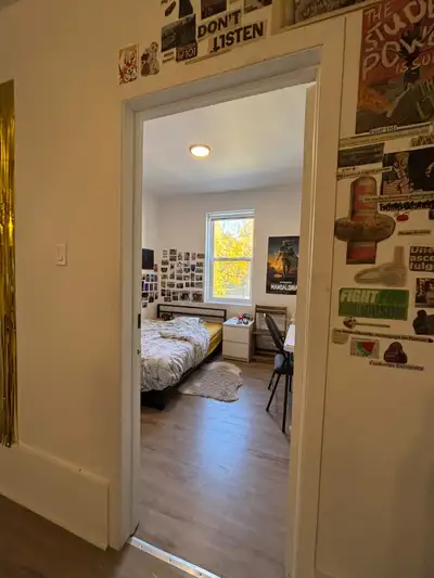 1 chambre (environ 8m²) disponible dans un appartement de 3 chambres (colocation). Disponible: A par...