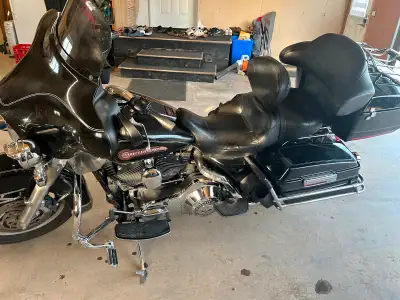 2006 Harley Davidson Electra Glide. Fresh Safety. 90700 km. Cobra slip ons. HD stereo. Lots of chrom...
