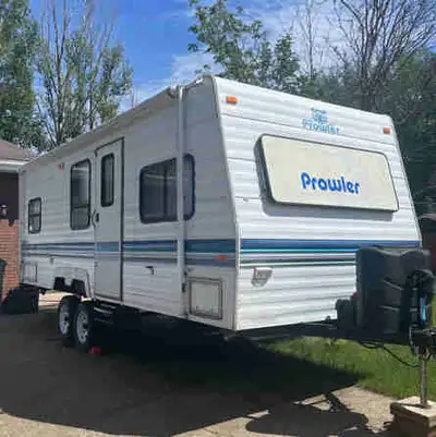 I'm offering a well-maintained 1996 24’ C Prowler by Fleetwood, perfect for your next adventure! Thi...