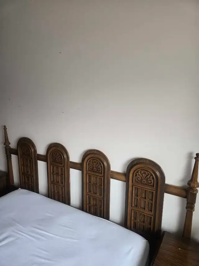 Ensemble de chambre a coucher in Dressers & Wardrobes in City of Montréal - Image 9