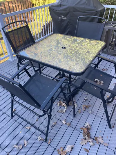 set a patio avec 4 chaises noirs pliantes, View more