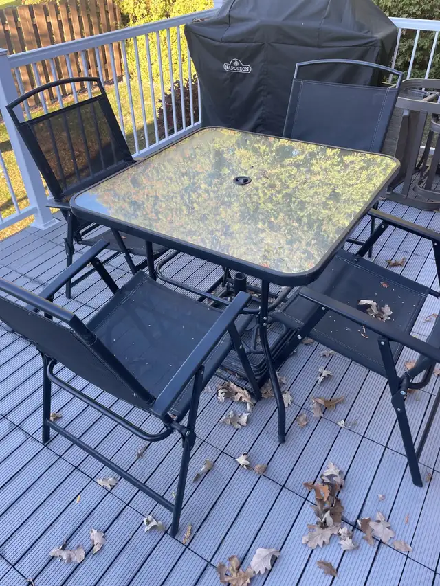 set a patio avec 4 chaises noirs pliantes in Patio & Garden Furniture in Granby - Image 2