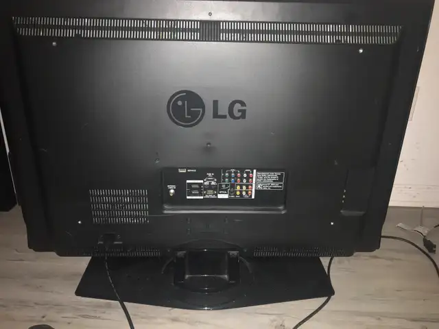 LG TV 720p 60hz 32 inches in TVs in Gatineau - Image 3