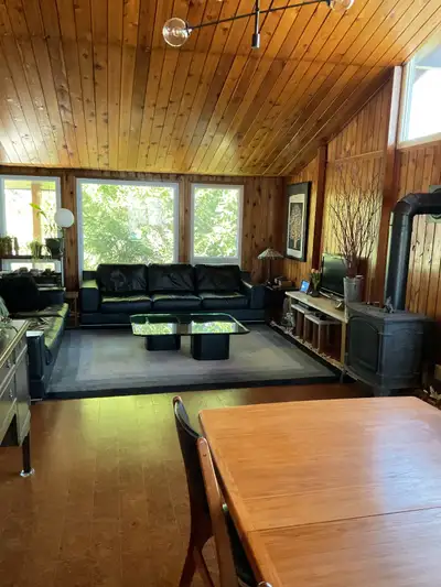 3bd, 3bth home in a desirable neighborhood. MLS x13174044