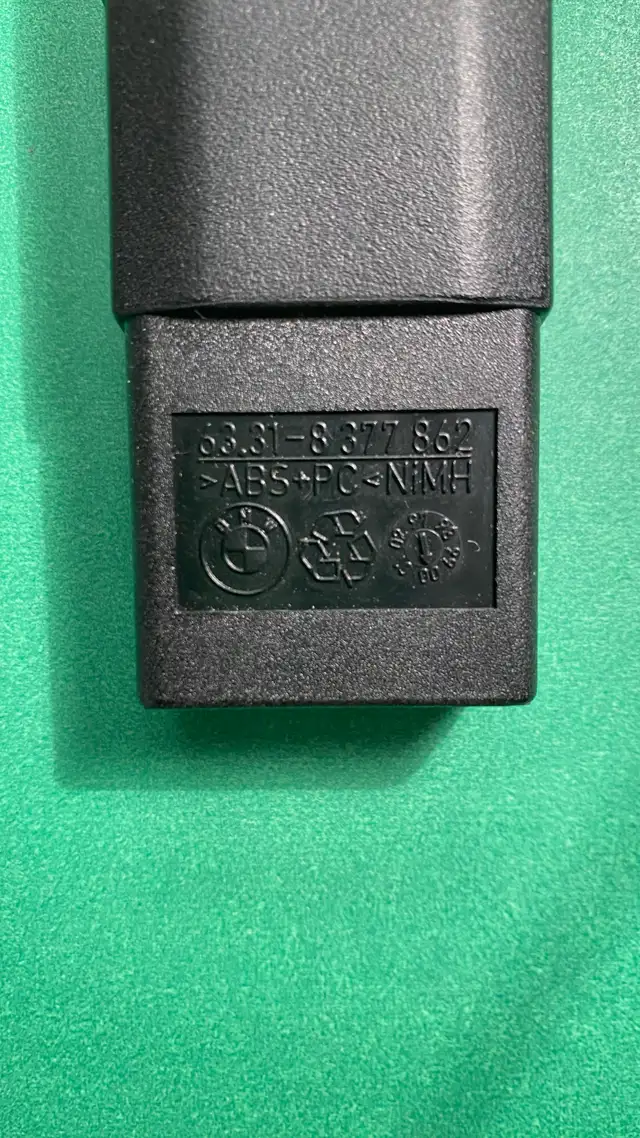 BMW Glove Compartment Flashlight - Black with receptacle in Other Parts & Accessories in Kitchener / Waterloo - Image 3