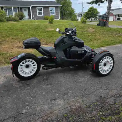 2022 Ryker Rally 900. 1554 kms Bluetooth stereo Luggage bag Wind screen Adjustable foot pegs and han...