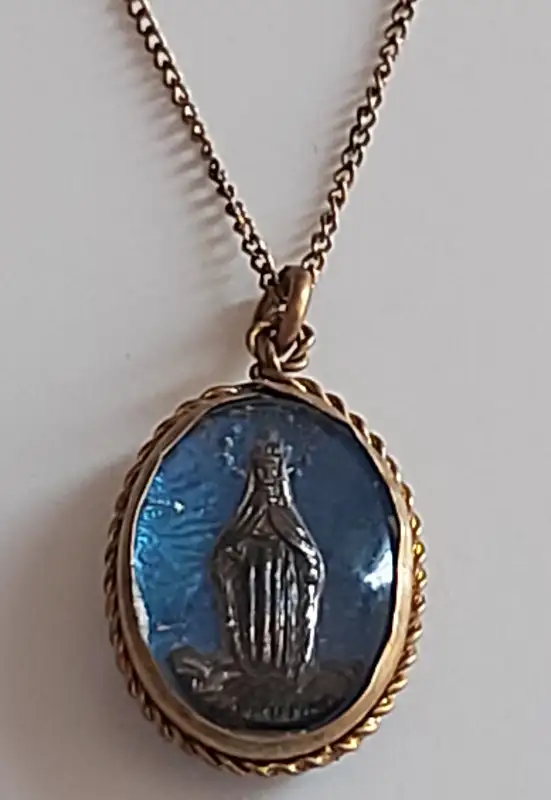 Vintage ST. ANNE DE BEAUPRE Shrine Domed Pendant Medallion Chain in Jewellery & Watches in Hamilton - Image 3