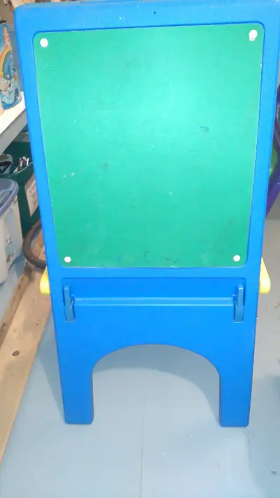 J'ai deux chevalets Step 2 d'enfants a vendre d'une maison sans fumee en bonne etat. S'il te plait v...