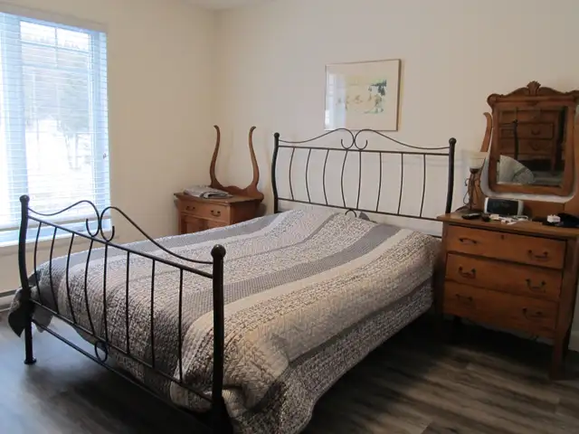 Set de chambre antique in Beds & Mattresses in Lévis - Image 2
