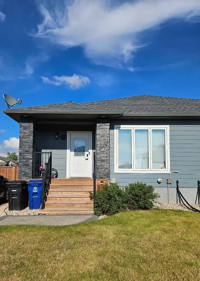 3 Bedroom, 2 Bathroom SxSide Home in New Bothwell in Long Term Rentals in Winnipeg - Image 2