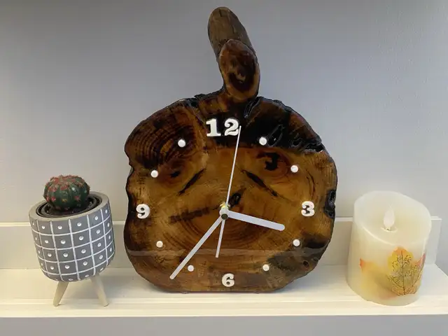 Horloge De Table en Bois/Wooden Table Clock Naturel Handmade in Home Décor & Accents in Gatineau - Image 5