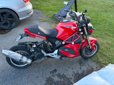 Scooter Donc Fang DF50 2021 à vendre 1600$ négociable,13 628 Km il fonctionne très bien la peinture...