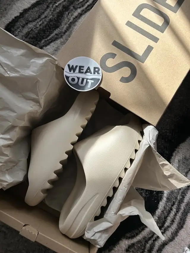 adidas Yeezy Slide Bone 2022/2023 Size 4, 5, 6, 8, 10, 11, 12  in Men's Shoes in Hamilton - Image 5