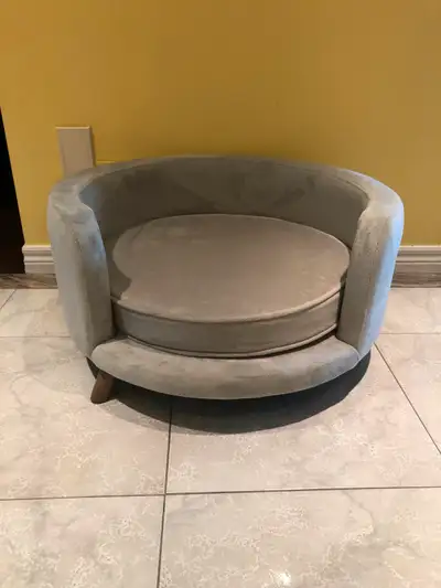 Canapé rond pour animal domestique (chat ou chien) en excellente condition. Très propre, presque jam...