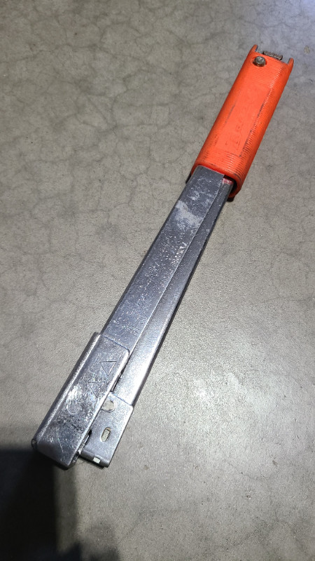 Arrow Fastener HT30 Thin Wire Hammer Tacker in Hand Tools in Hamilton - Image 2
