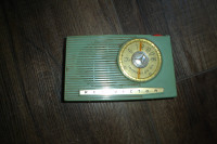 Collectible 1957 RCA VICTOR TRANSISTOR RADIO