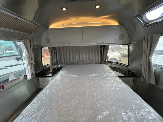2022 Airstream Classic 33FB, Open Concept in Travel Trailers & Campers in Oshawa / Durham Region - Image 4