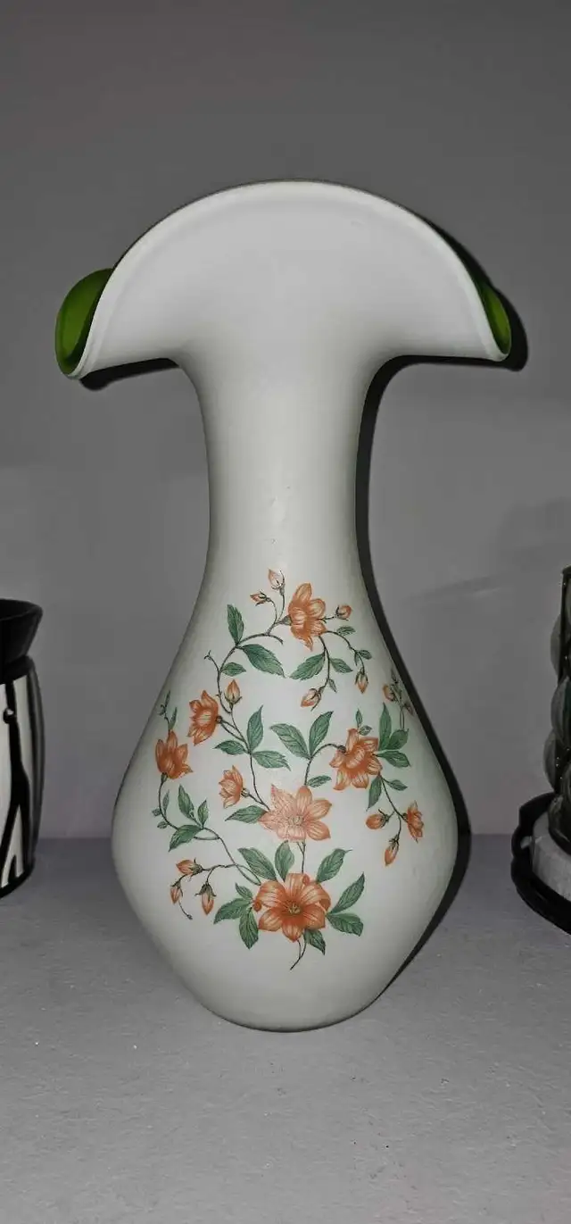Large Vintage Vase in Arts & Collectibles in Sarnia - Image 2