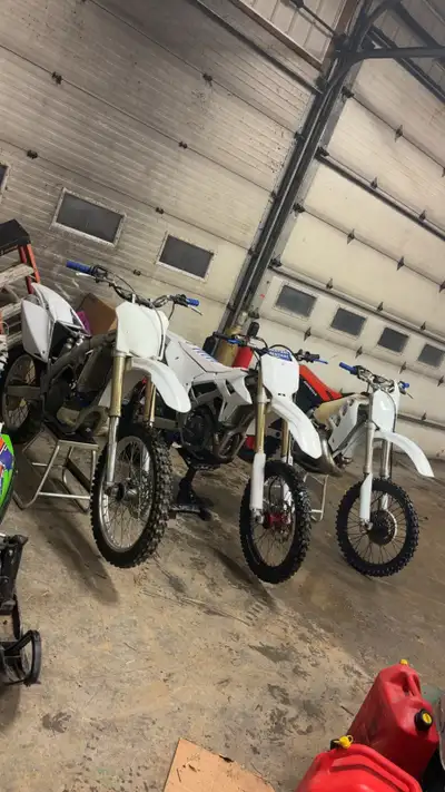 Selling my 2008 crf450r, comes with blue and stock rad hoses, white plastics stock ones come with it...