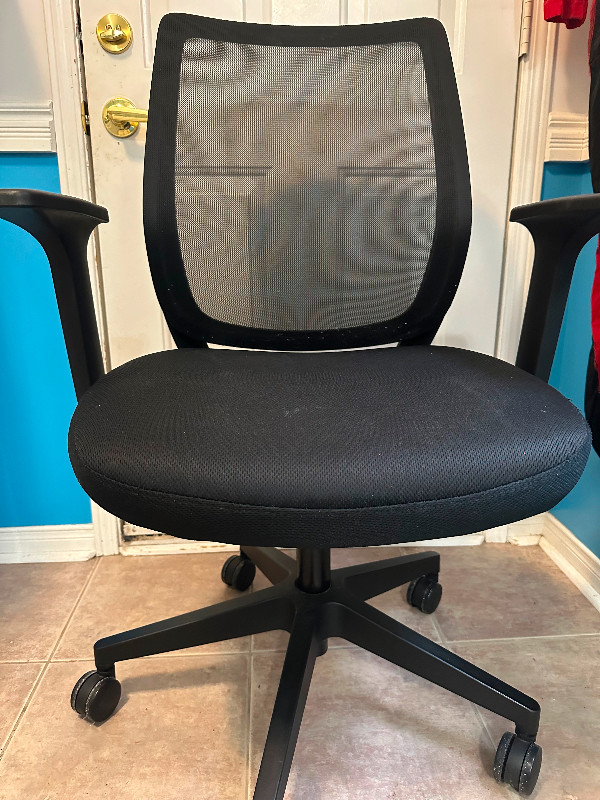 Staples Ergo Office Desk Chair with mesh back in Chairs & Recliners in Oakville / Halton Region - Image 3