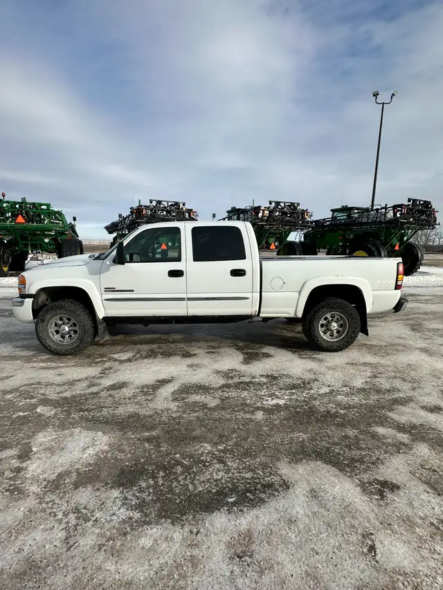 2004 GMC Sierra 2500HD Duramax Diesel 6.6L For Sale in Cars & Trucks in Regina - Image 5
